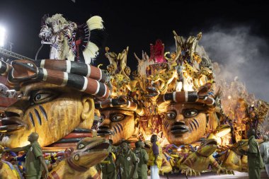 Rio, Brezilya - 23 Şubat 2020: Samba okulu Grande Rio 'nun Marques de Sapucai Sambodromo' da geçit töreni