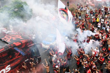 Rio, Brezilya - 21 Şubat 2021: Flamengo taraftarları, Maracan Stadyumu 'nun dışında, salgın nedeniyle seyirci alamayan takımlarını Internacional takıma karşı oynayacakları maçta desteklemek için katıldılar.
