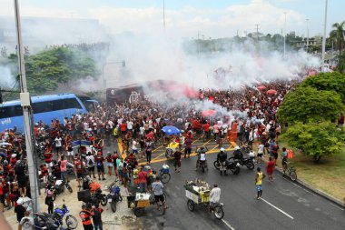 Rio, Brezilya - 21 Şubat 2021: Flamengo taraftarları, Maracan Stadyumu 'nun dışında, salgın nedeniyle seyirci alamayan takımlarını Internacional takıma karşı oynayacakları maçta desteklemek için katıldılar.