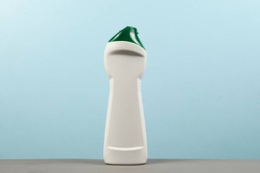 Ev temizliği için plastik kimyasal şişeler izole edilmiş..