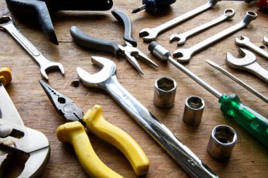 İşçiler tarafından kullanılan grunge ahşap çeşitli araçların yenilenmesi