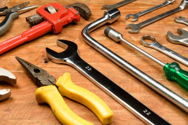 İşçiler tarafından kullanılan grunge ahşap çeşitli araçların yenilenmesi