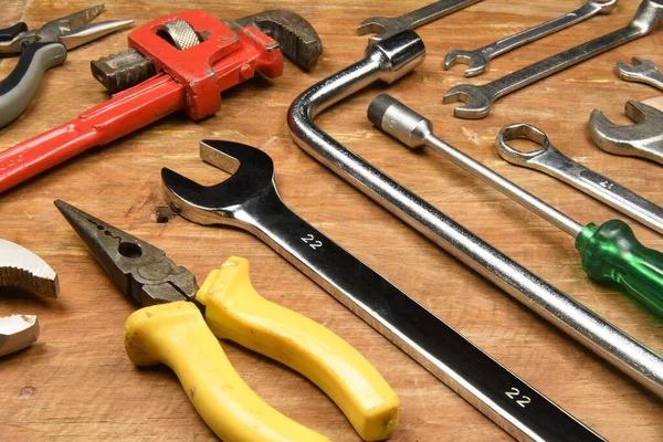 İşçiler tarafından kullanılan grunge ahşap çeşitli araçların yenilenmesi