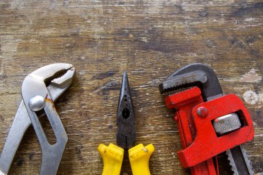 Kırsal ahşap arka planda pense aracı ayarlandı.