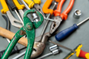 Turkuaz pense bulanık arkaplanda çeşitli araçlarla izole edildi.