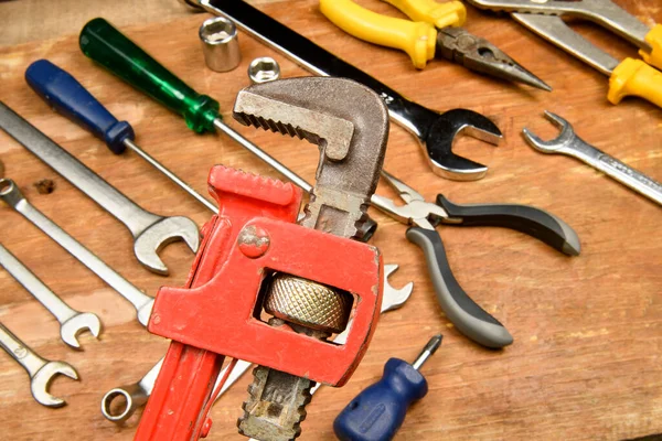 İşçiler tarafından kullanılan grunge ahşap çeşitli araçların yenilenmesi