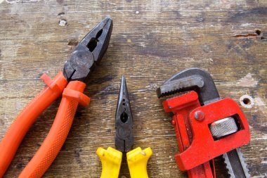 Kırsal ahşap arka planda pense aracı ayarlandı.