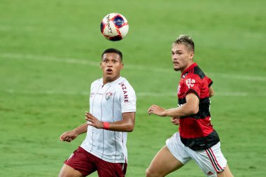 Rio, Brezilya - 14 Mart 2021: Fernando Pacheco ile Noga oyuncusu arasında Maracana Stadyumu 'nda Carioca Şampiyonası' nda oynanan Flamengo v Fluminense maçı