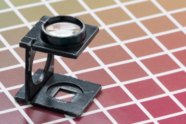 Yazdırma ve taşlaştırma için renk ölçeği örneklerinde tel tipi büyüteç