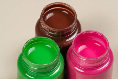 3 tane açık guaj camı açıldı.