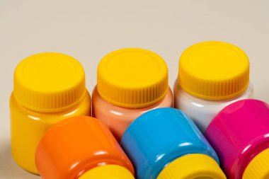 3 tüp guaj boyası dizilmiş ve yatıyordu.