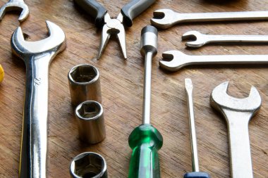 İşçiler tarafından kullanılan grunge ahşap çeşitli araçların yenilenmesi