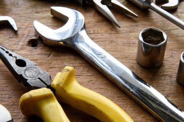 İşçiler tarafından kullanılan grunge ahşap çeşitli araçların yenilenmesi