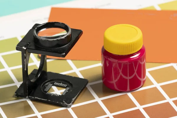 wire-type magnifying glass, on samples of color scale scale for printing and lithography