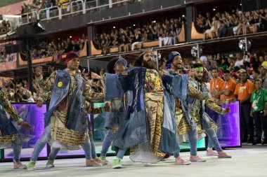 Rio, Brezilya - 23 Şubat 2020: Samba okulu Mangueira 'nın Marques de Sapucai Sambodromo' daki geçit töreni