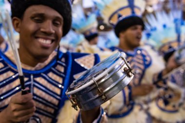 Rio, Brezilya - 23 Şubat 2020: Samba okulu Portela 'nın Marques de Sapucai Sambodromo' daki geçit töreni