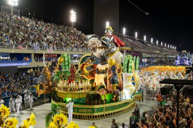 Rio, Brezilya - 24 Şubat 2020: Samba okulu Mocidade Independente de Padre Miguel 'in Marques de Sapucai Sambodromo' da geçit töreni. Aziz George imajıyla süzül