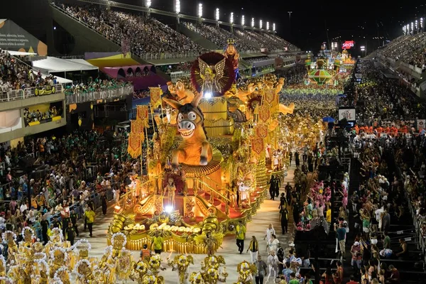 Rio, Brezilya - 24 Şubat 2020: Samba okulu Sao Clemente 'nin Marques de Sapucai Sambodromo' daki geçit töreni