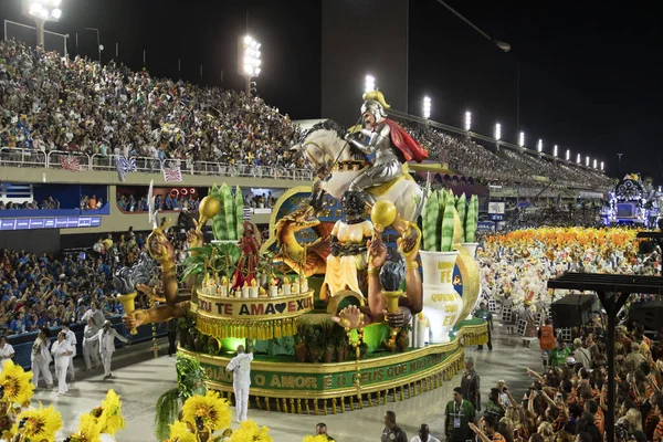 Rio, Brezilya - 24 Şubat 2020: Samba okulu Mocidade Independente de Padre Miguel 'in Marques de Sapucai Sambodromo' da geçit töreni. Aziz George imajıyla süzül