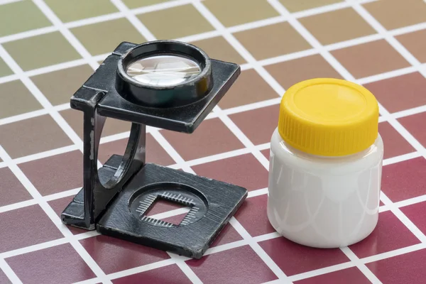 wire-type magnifying glass, on samples of color scale scale for printing and lithography