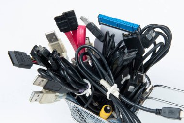 Bilgisayar kablosu olarak kalan teknolojik atık