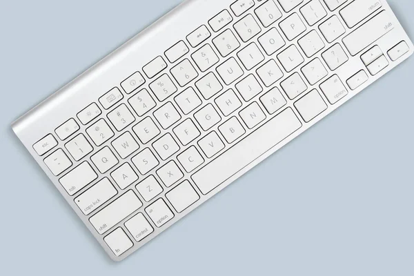 Clavier Ordinateur Blanc Sur Fond Gris Ciel Avec Espace Copie — Photo