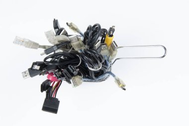 Bilgisayar kablosu olarak kalan teknolojik atık