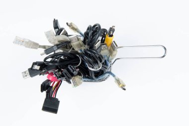 Bilgisayar kablosu olarak kalan teknolojik atık