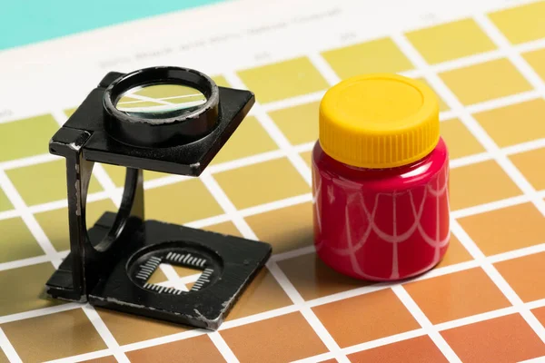 wire-type magnifying glass, on samples of color scale scale for printing