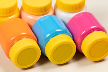 3 tüp guaj boyası dizilmiş ve yatıyordu.