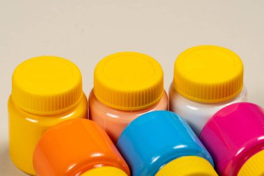 3 tüp guaj boyası dizilmiş ve yatıyordu.