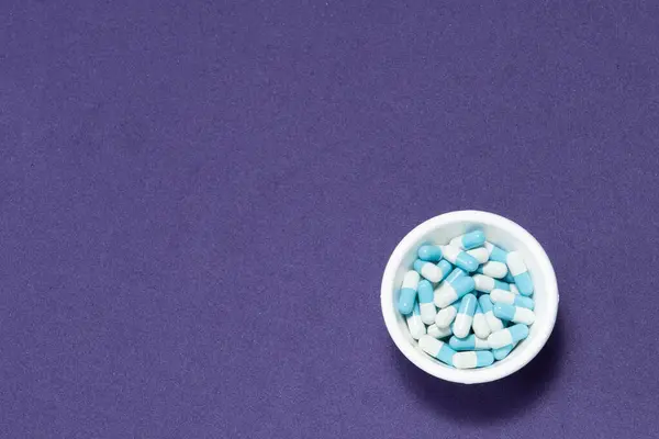 Фармацевтическая Медицина Таблетки Капсулы Пластиковой Миске Красочном Фоне — стоковое фото
