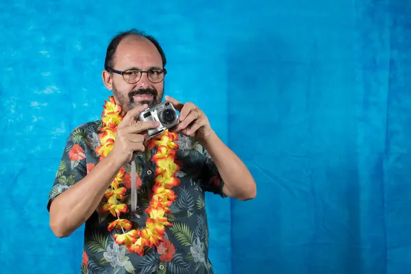 Человек Одетый Турист Напечатанной Рубашкой Фотокамерой Руке — стоковое фото