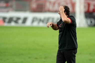 Rio, Brezilya - 15 Nisan 2021: Maracana Stadyumu 'nda Carioca Şampiyonası' nda oynanan Flamengo - Vasco maçında Rogerio Ceni koçu