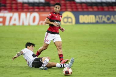 Rio, Brezilya - 15 Nisan 2021: Joao Gomes ve Alman Cano oyuncuları arasında Maracana Stadyumu 'nda Carioca Şampiyonası' nda oynanan Flamengo v Vasco maçı