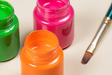 Açık guaj camı açıldı ve yanında bir fırça var.