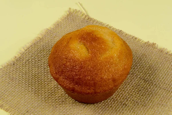 Gâteau Orange Sur Toile Jute Isolé Sur Table Jaune — Photo