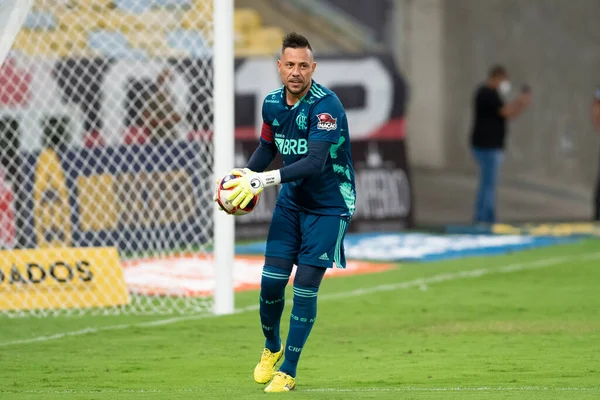 Rio, Brezilya - 24 Nisan 2021: Diego Alves, Maracana Stadyumu 'nda Carioca Şampiyonası' nda Flamengo-Volta Redonda maçı kalecisi