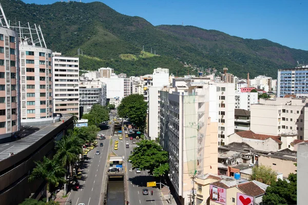 ブラジル 2021年4月23日 ティジュカ地区のアヴェニダ マラカナの眺め 下側は市街地の建物 下側はサマリーの丘が緑の背景となっている — ストック写真
