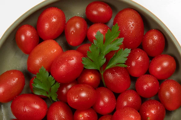 Tomates Cereja Com Gotas Água Tigela Cerâmica Fundo Branco — Fotografia de Stock