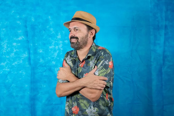 Человек Одетый Турист Напечатанной Рубашкой Выражениями Лица — стоковое фото