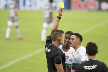 Rio, Brezilya - 9 Mayıs 2021: Bruno Arleu de Araujo hakemi Maracana Stadyumu 'nda Carioca Şampiyonası' nda Fluminense ile Portuguesa arasındaki maçta