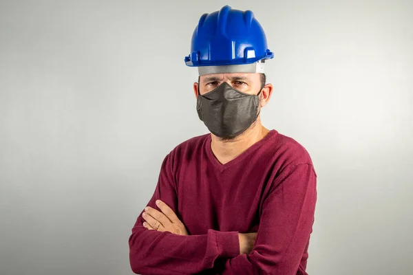 Hombre Mediana Edad Con Casco Construcción Máscara Protectora Mirando Cámara —  Fotos de Stock