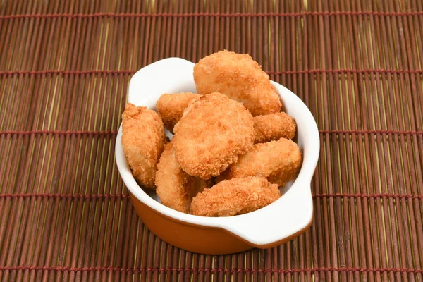 세라믹 그릇에 바삭바삭 닭고기 — 스톡 사진
