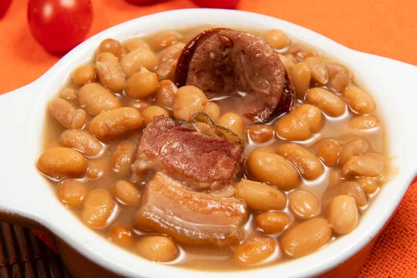 Olla Cerámica Con Frijoles Carioca Cocidos Feijoada Mesa Con Estera —  Fotos de Stock