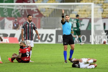 Rio, Brezilya - 15 Mayıs 2021: Alexandre Vargas Tavares de Jesus, Maracana Stadyumu 'nda oynanan final Carioca Şampiyonası' nda Flamengo ve Fluminense arasındaki ilk maçta hakem oldu.