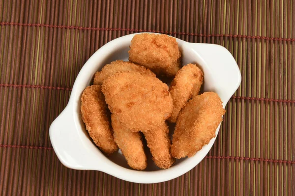 Uma Porção Frango Assado Crocante Uma Tigela Cerâmica Branca Pão — Fotografia de Stock