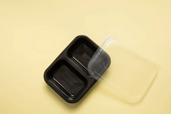 Recipiente Plástico Preto Para Serviço Entrega Alimentos Fundo Amarelo — Fotografia de Stock