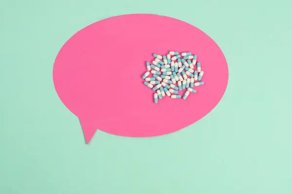Text Ballong Med Medicin Kapslar Inuti Symboliserar Samtalet Medicinsk Behandling — Stockfoto