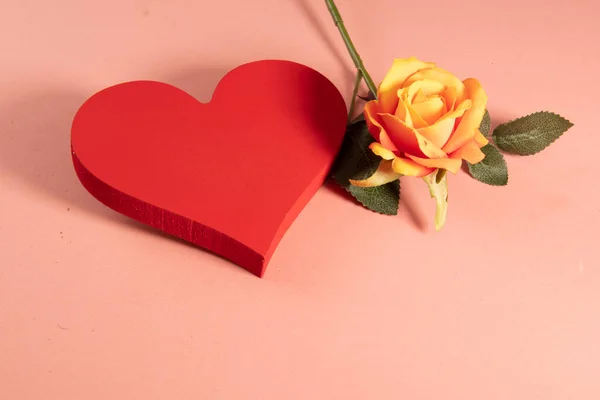 Herzform Mit Einer Rose Der Seite Die Die Liebe Symbolisiert — Stockfoto